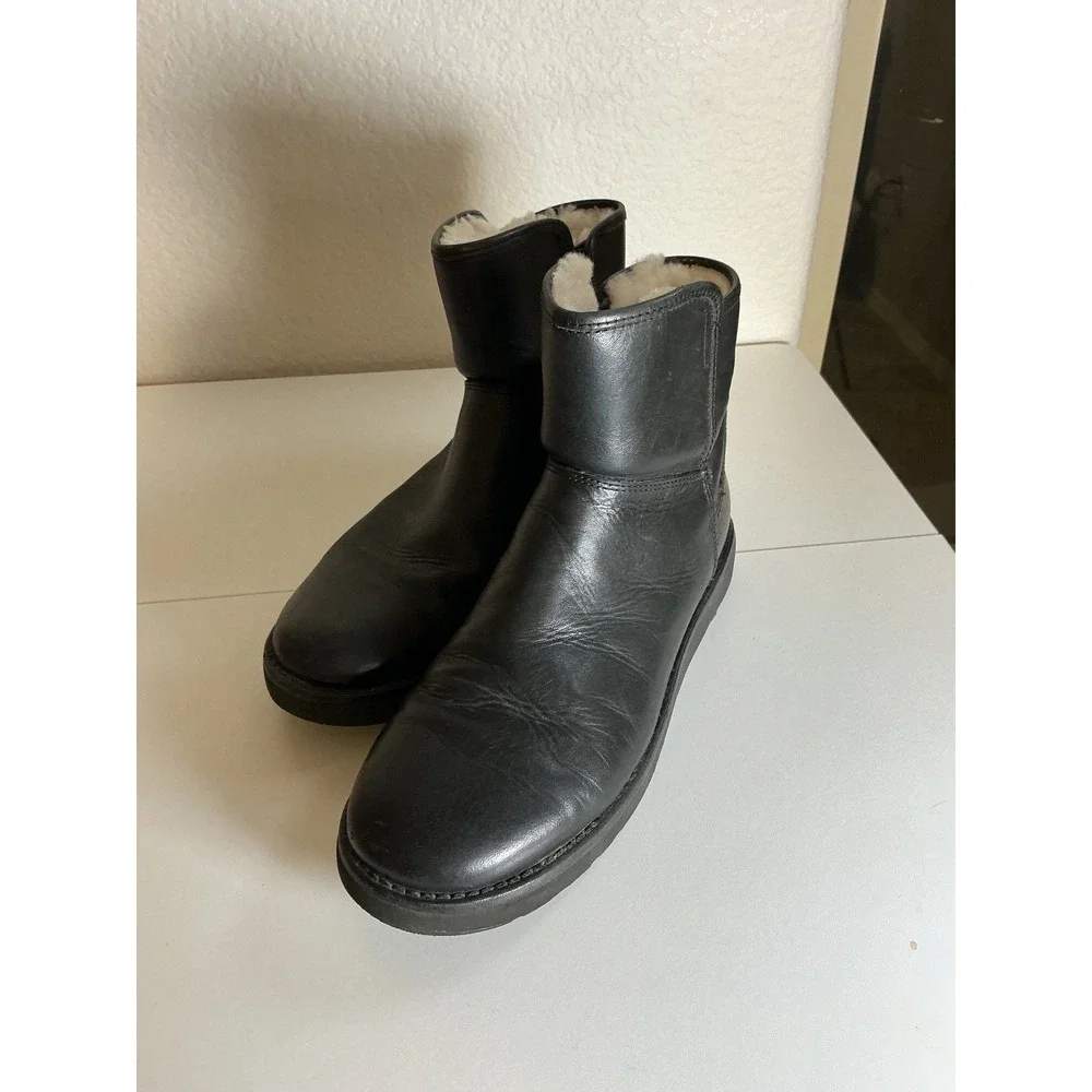 UGG Black Leather Shearling Lined Ankle Boots Side Zip 1017851 Womens Size 9